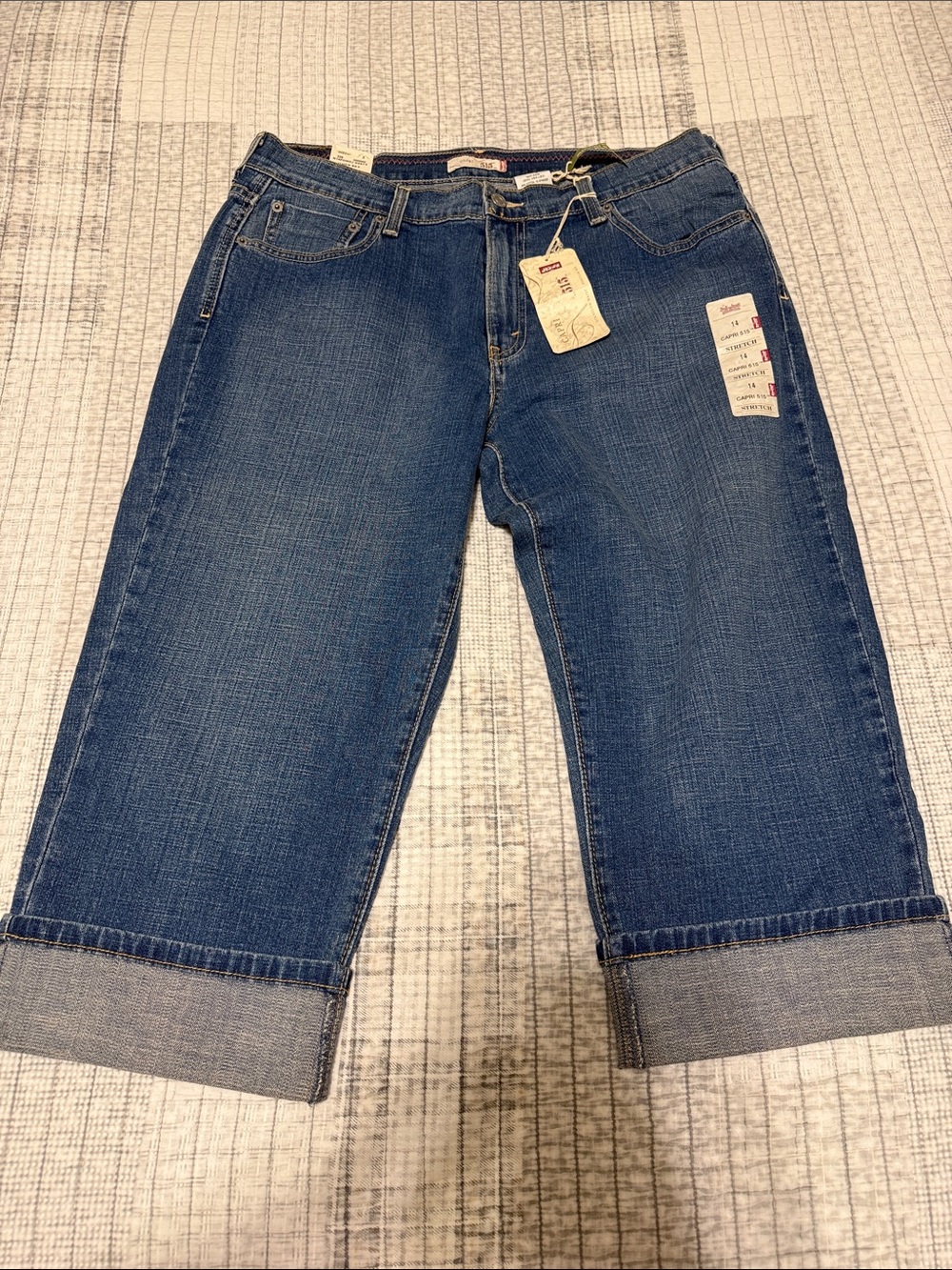 Levi’s size 14 regular fit sits below the waist capri stretch blue jeans NWT - Picture 1 of 2